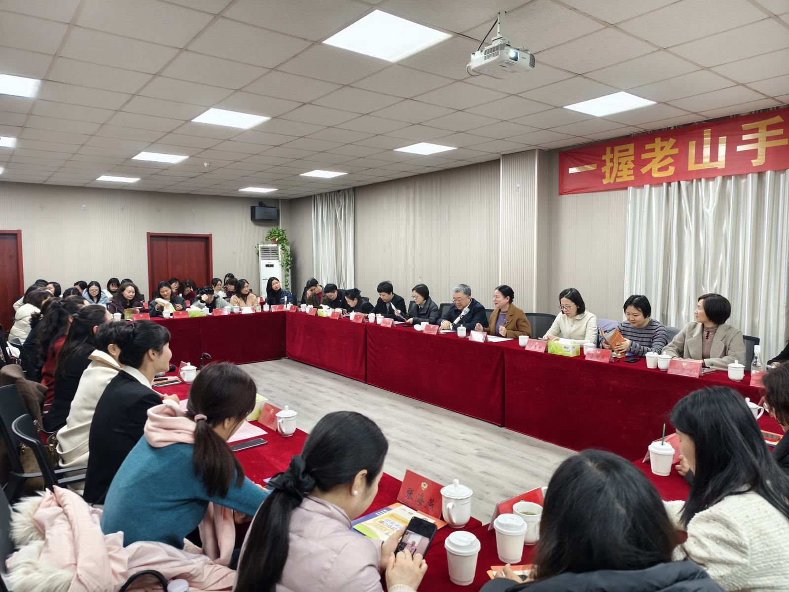 妇女界别同心谈微信图片_20250306162606.jpg